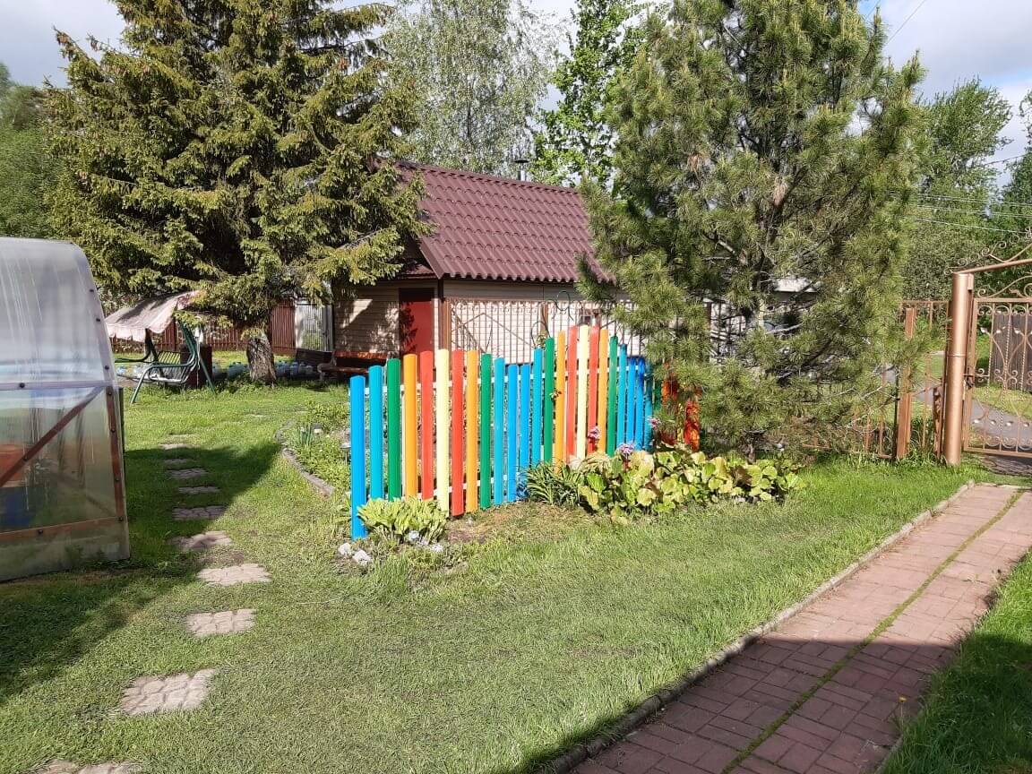 забор из разноцветного штакетника односторонний фото2 в Выборге