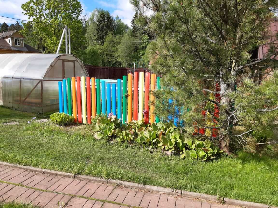забор из разноцветного штакетника односторонний фото1 в Выборге