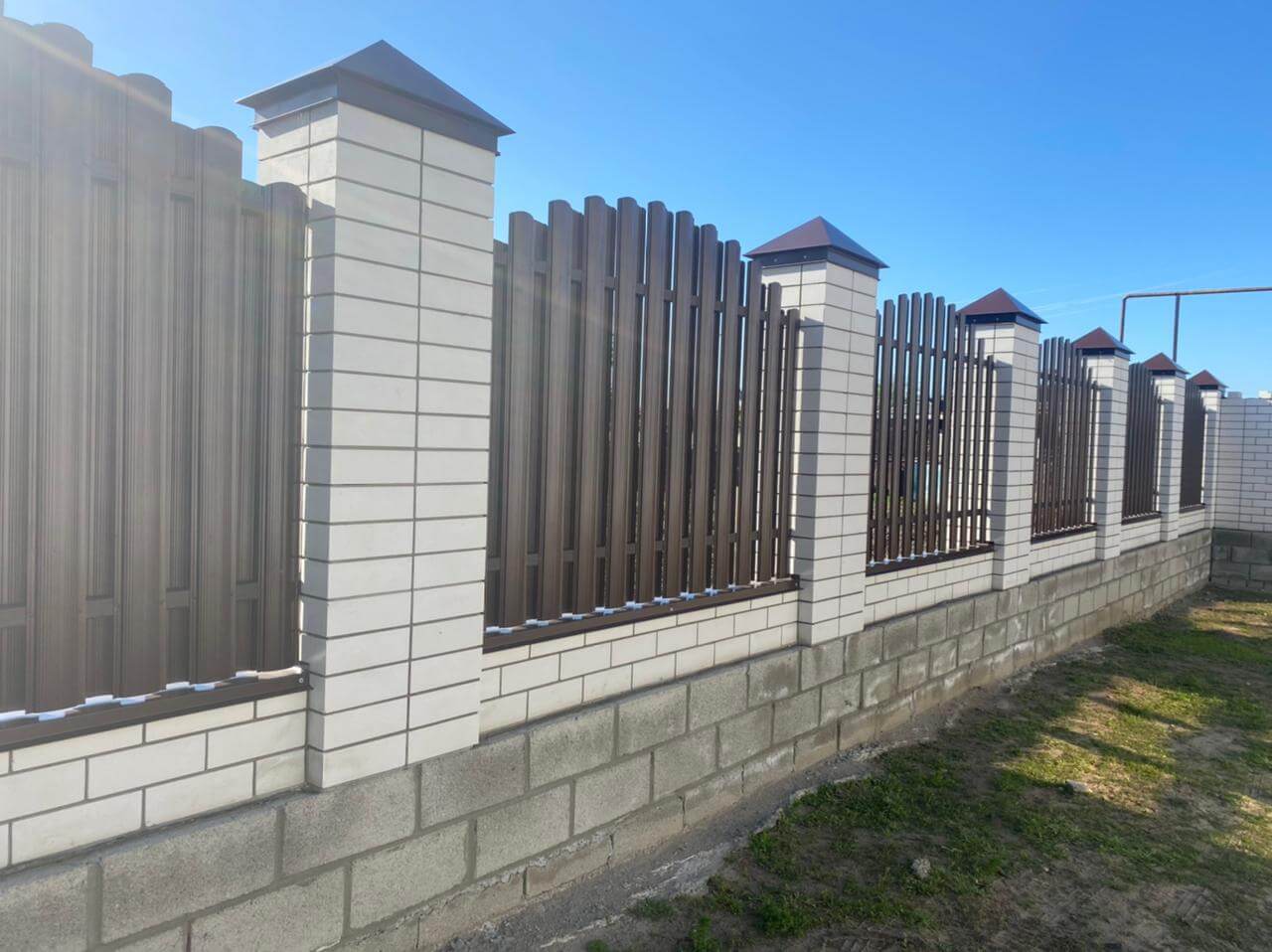 zabor-iz-shtaketnika-ral8017-shokolad-foto1 в Выборге