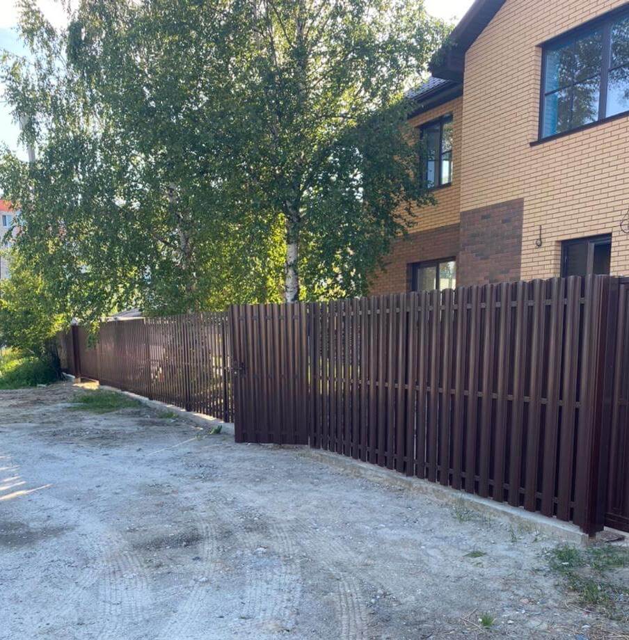 забор из штакетника шоколад фото1 в Выборге
