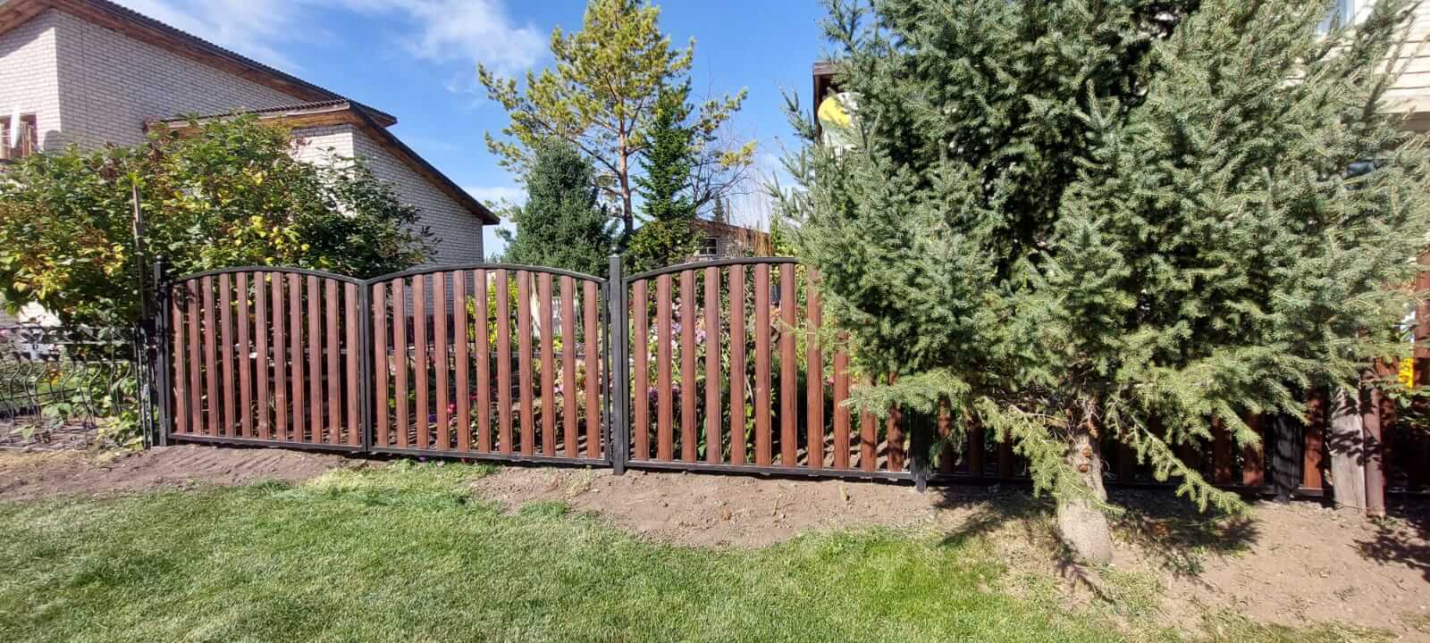 забор из штакетника каштан красный фото4 в Выборге