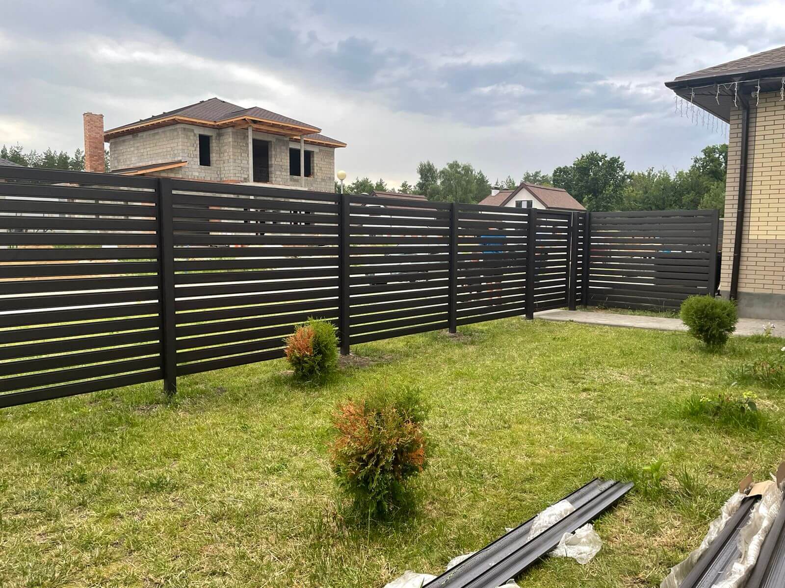Забор из металлического планкена RAL8019 МАТТЕ фото2 в Выборге
