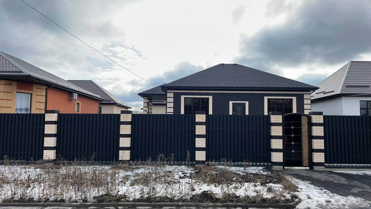 Забор из металлического штакетника RAL9005 Черный МАТТЕ фото 3 в Выборге