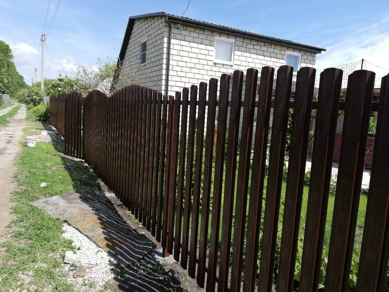 Забор из евроштакетника Плетенка 19м RAL8017 Шоколад в Выборге