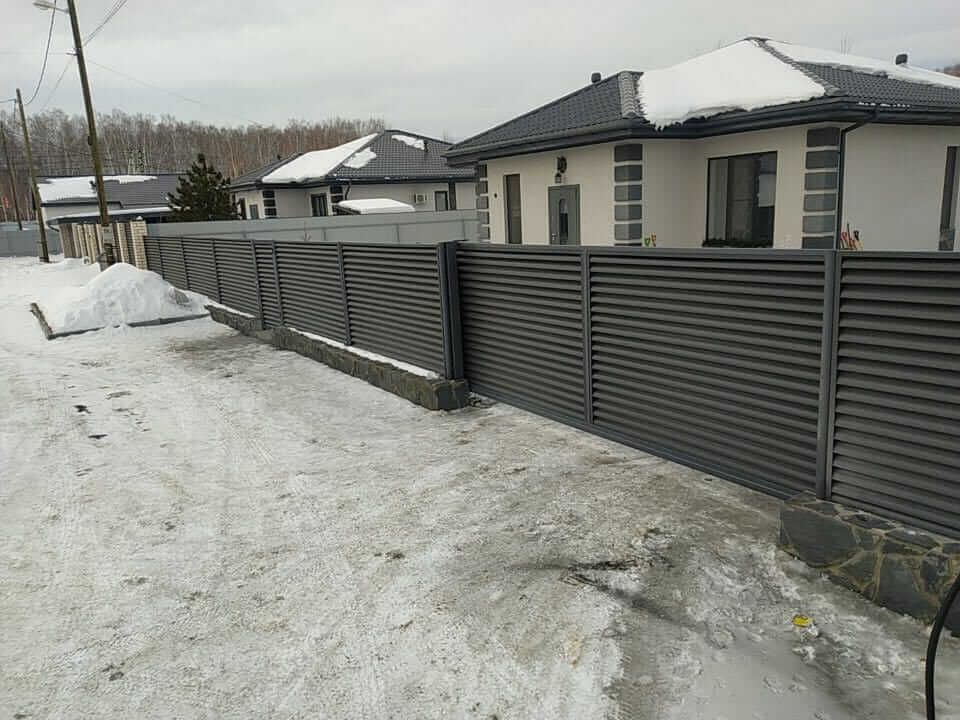 Забор-жалюзи с входной группой 26м RAL7024 Серый Графит МАТТЕ фото 1 в Выборге