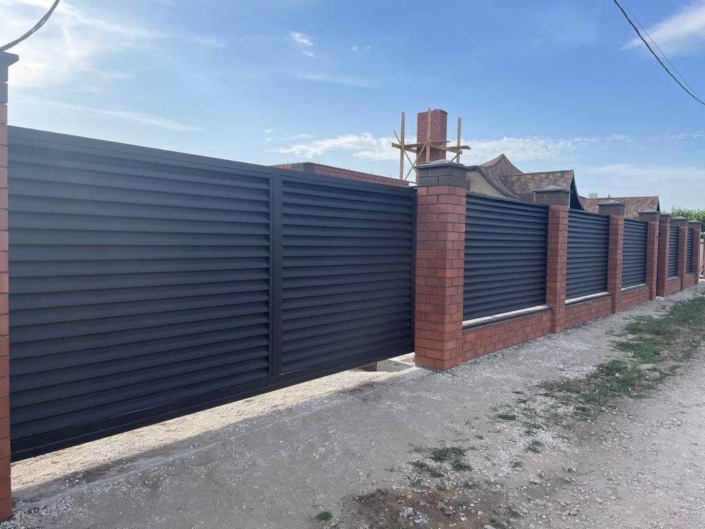 Забор из ламелей еврожалюзи 21м RAL8019/8019 Темный Шоколад МАТТЕ двухсторонний в Выборге