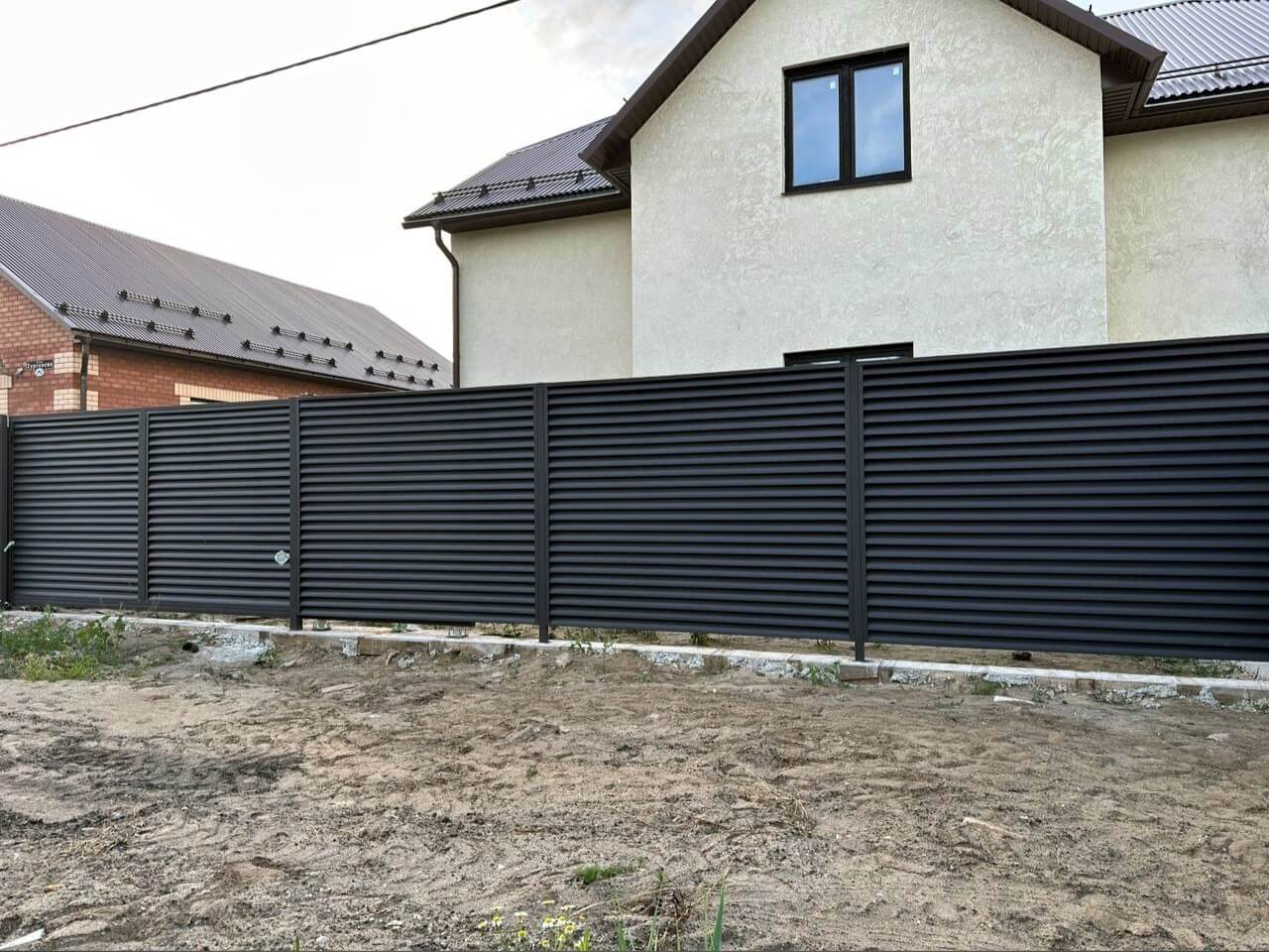 Забор с ламелями еврожалюзи 18м RAL8019/8019 Темный Шоколад МАТТЕ двусторонний фото 1 в Выборге