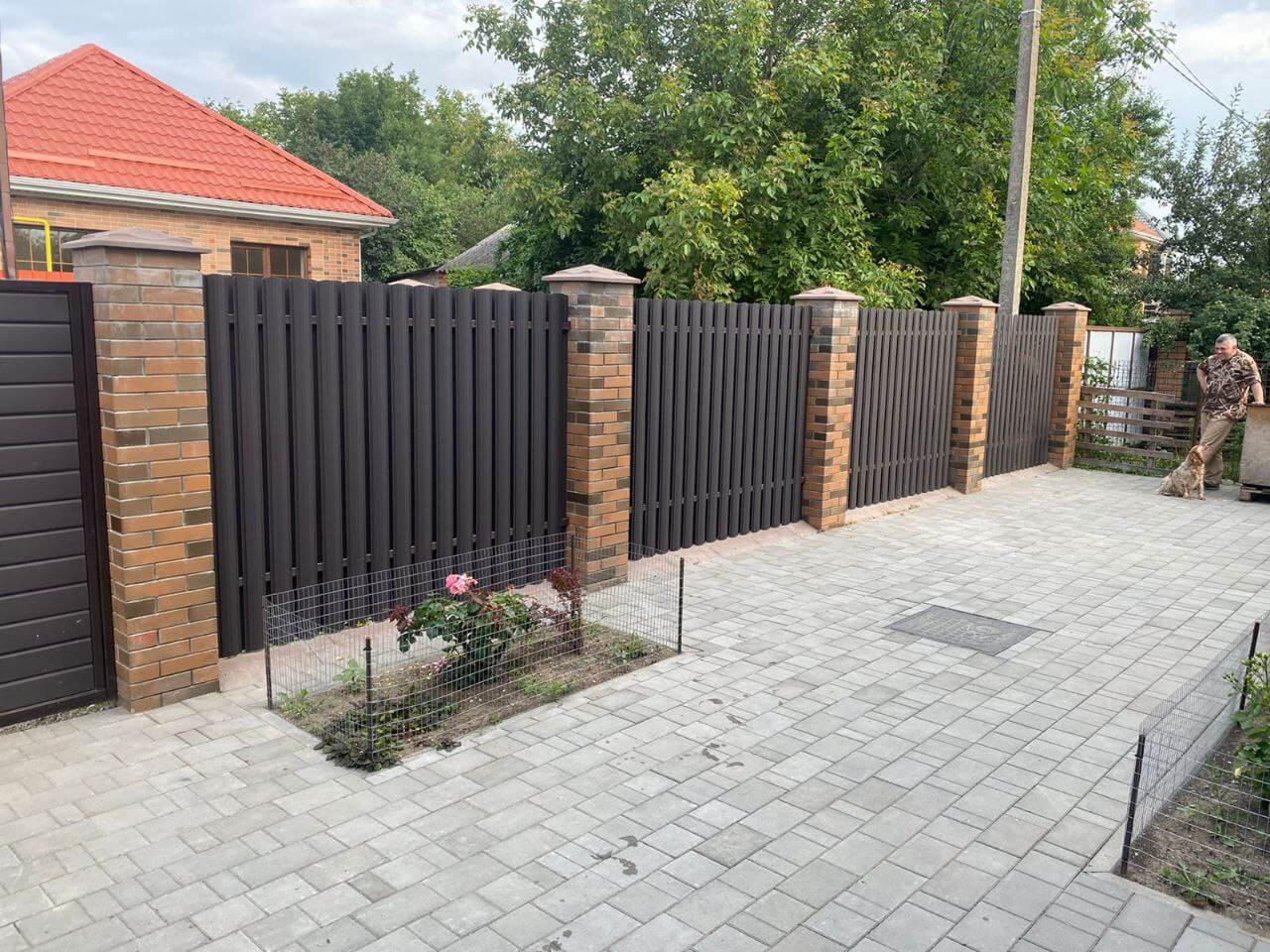 Забор из штакетника полукруглого 22м RAL8019 Темный Шоколад МАТТЕ фото 3 в Выборге
