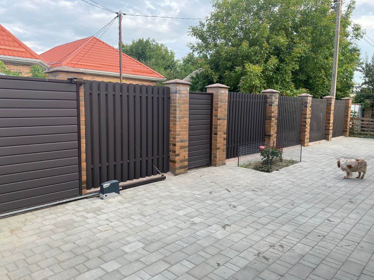 Забор из штакетника полукруглого 22м RAL8019 Темный Шоколад МАТТЕ фото 2 в Выборге