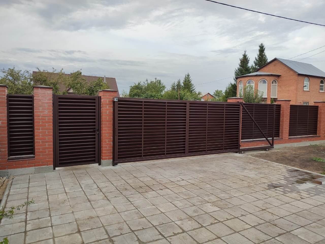 Забор из ламелей Еврожалюзи 28м RAL8017/8017 Шоколад двусторонний в Выборге