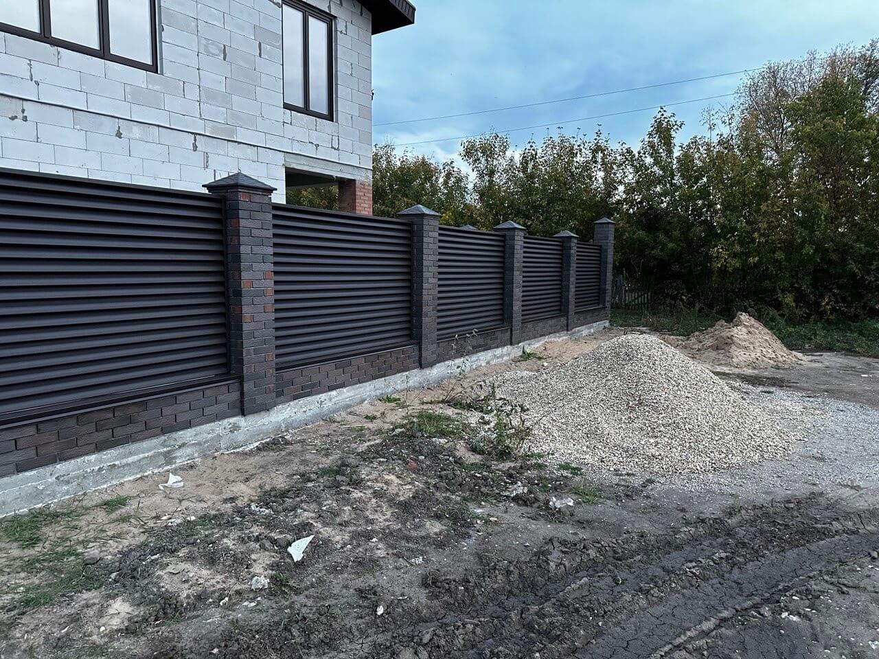 Забор из ламелей Еврожалюзи 38м RAL8019/8019 Темный Шоколад двусторонний MATTE фото 4 в Выборге