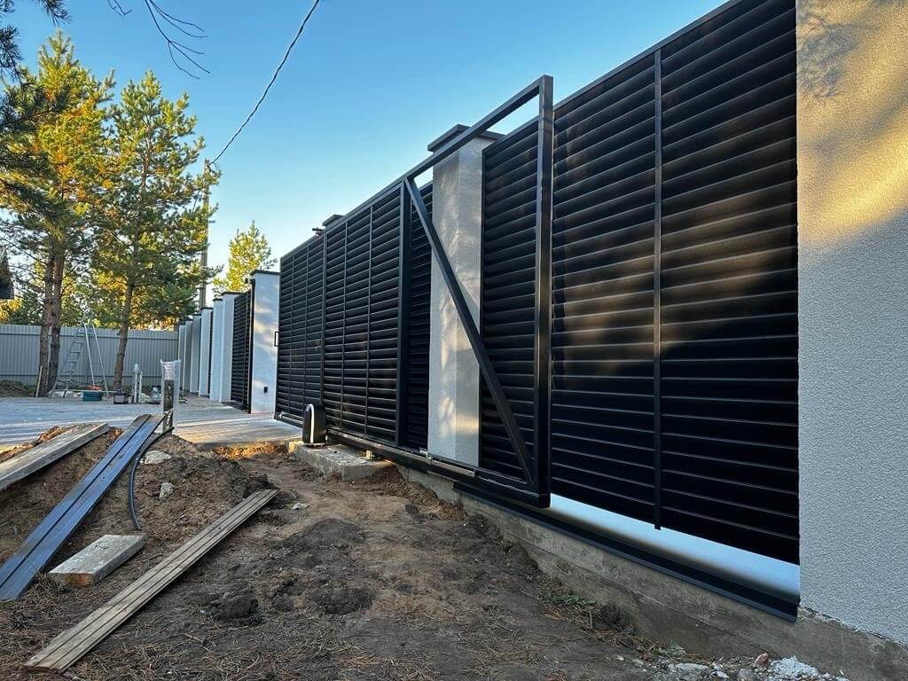 Забор-жалюзи 18м RAL9005/9005 Черный двухсторонний МАТТЕ фото 1 в Выборге