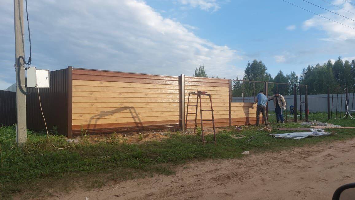 Забор из металлосайдинга Евро-Брус 34м Клен Светлый (SteelArt) + Темное Дерево (Printech) фото 1 в Выборге