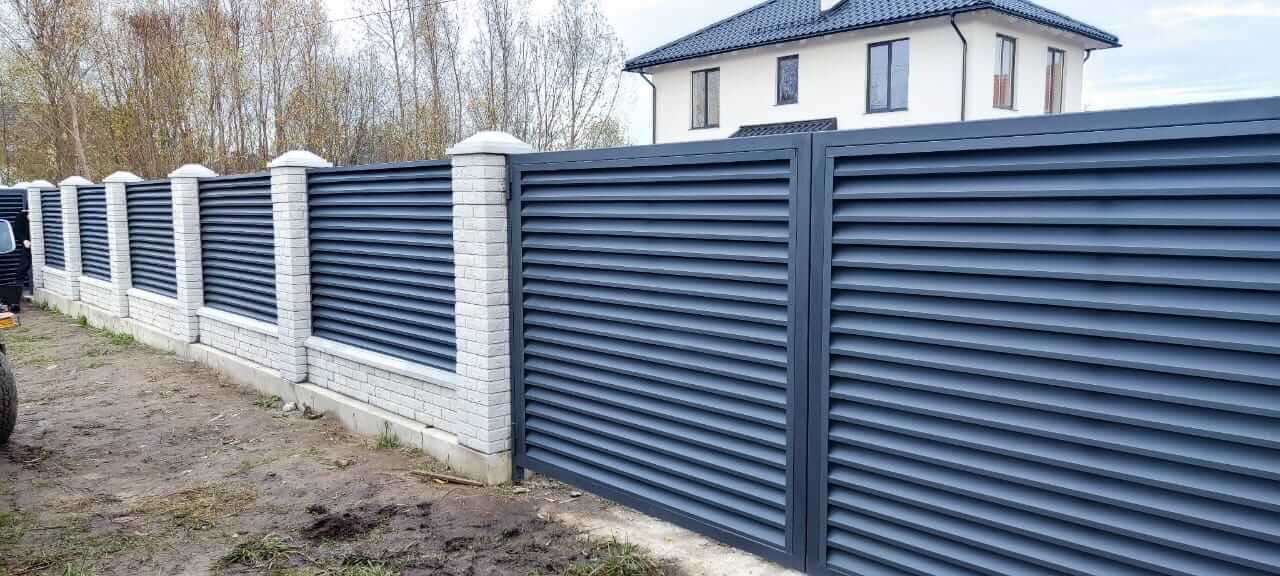 Забор-жалюзи из ламелей ЭКО-Z 32м RAL7024 Серый Графит МАТТЕ фото 5 в Выборге