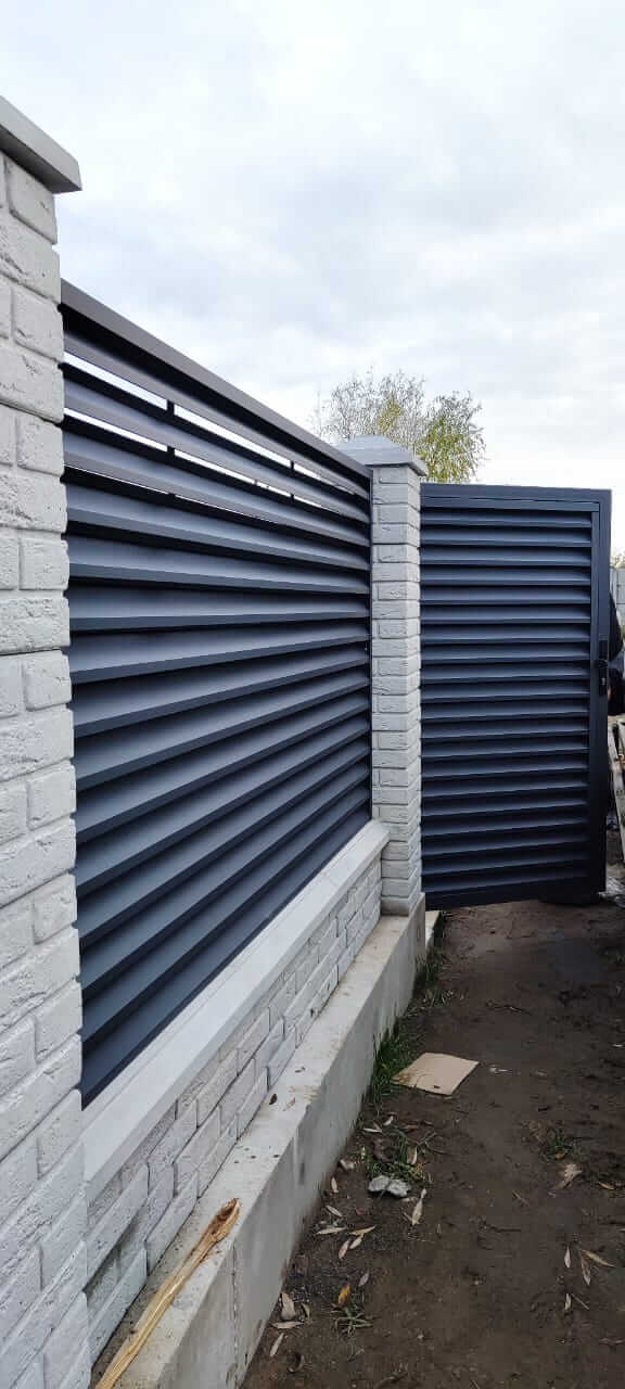 Забор-жалюзи из ламелей ЭКО-Z 32м RAL7024 Серый Графит МАТТЕ фото 4 в Выборге