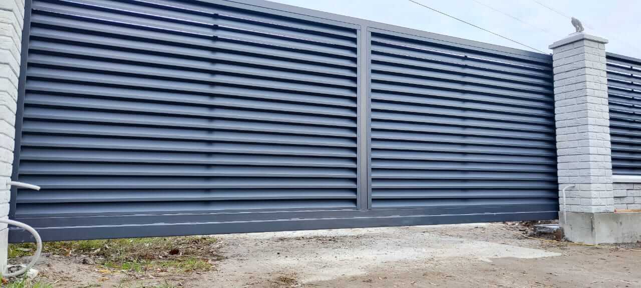 Забор-жалюзи из ламелей ЭКО-Z 32м RAL7024 Серый Графит МАТТЕ фото 3 в Выборге