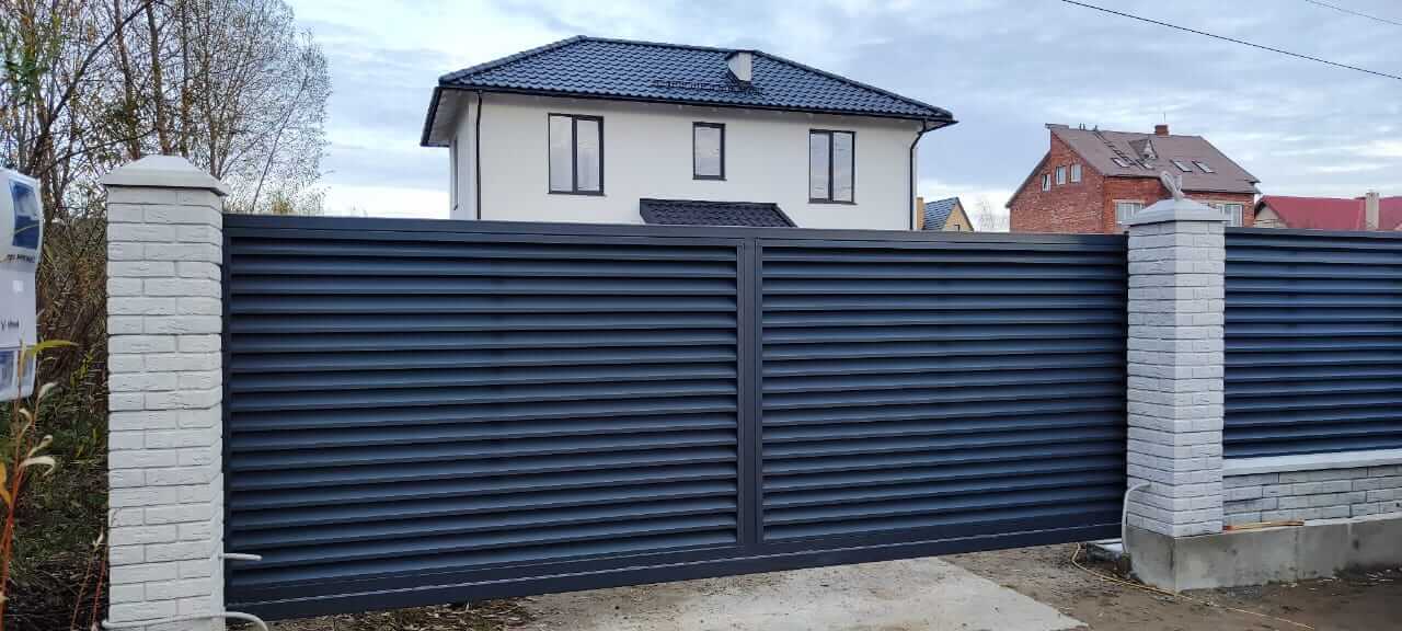 Забор-жалюзи из ламелей ЭКО-Z 32м RAL7024 Серый Графит МАТТЕ фото 2 в Выборге