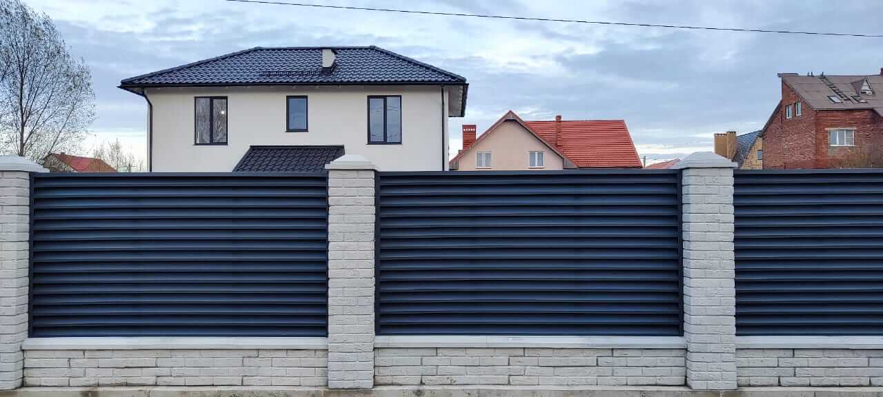 Забор-жалюзи из ламелей ЭКО-Z 32м RAL7024 Серый Графит МАТТЕ в Выборге