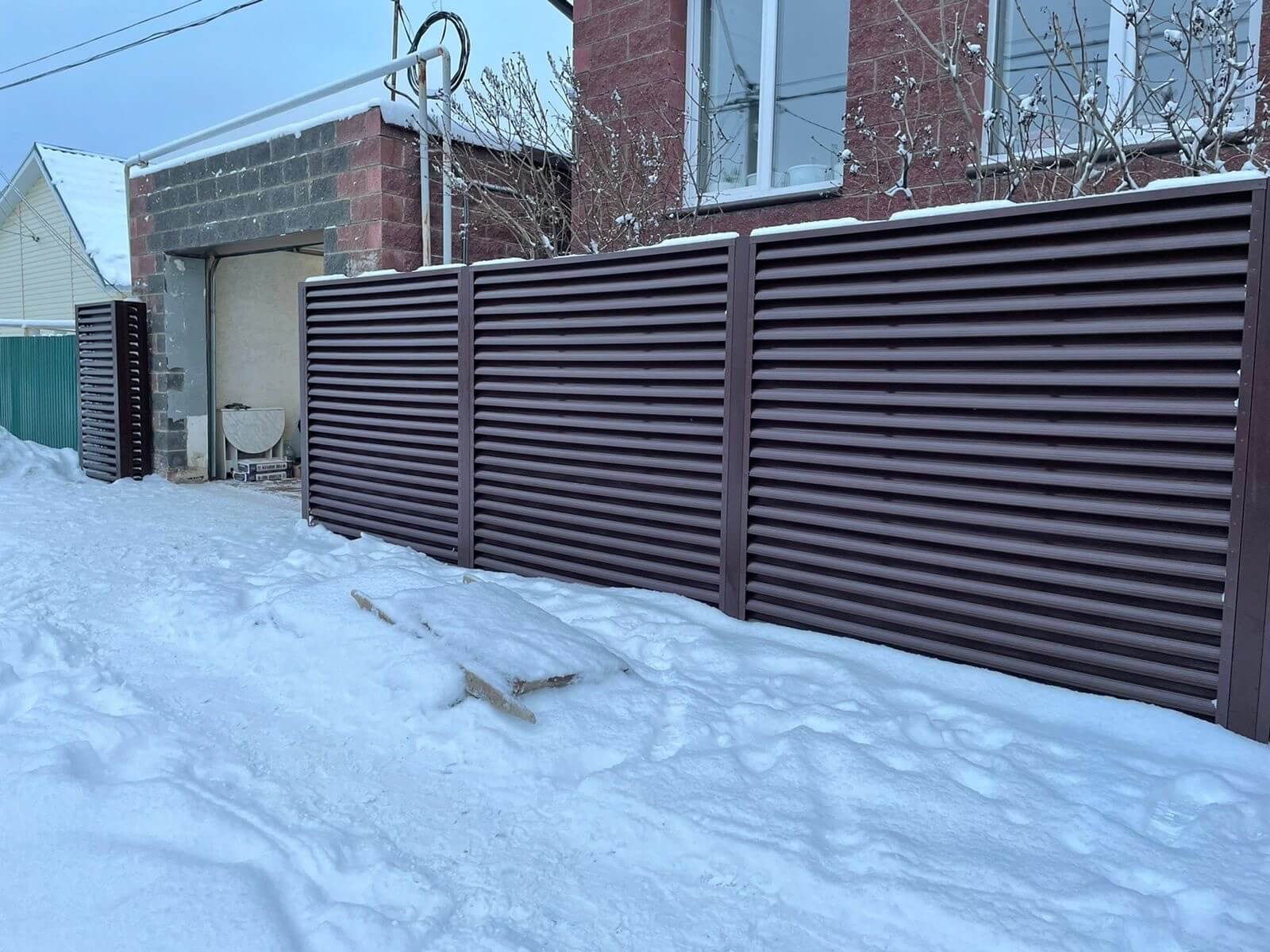 Забор из ламелей еврожалюзи 38м RAL8017/8017 Шоколад двусторонний фото 5 в Выборге