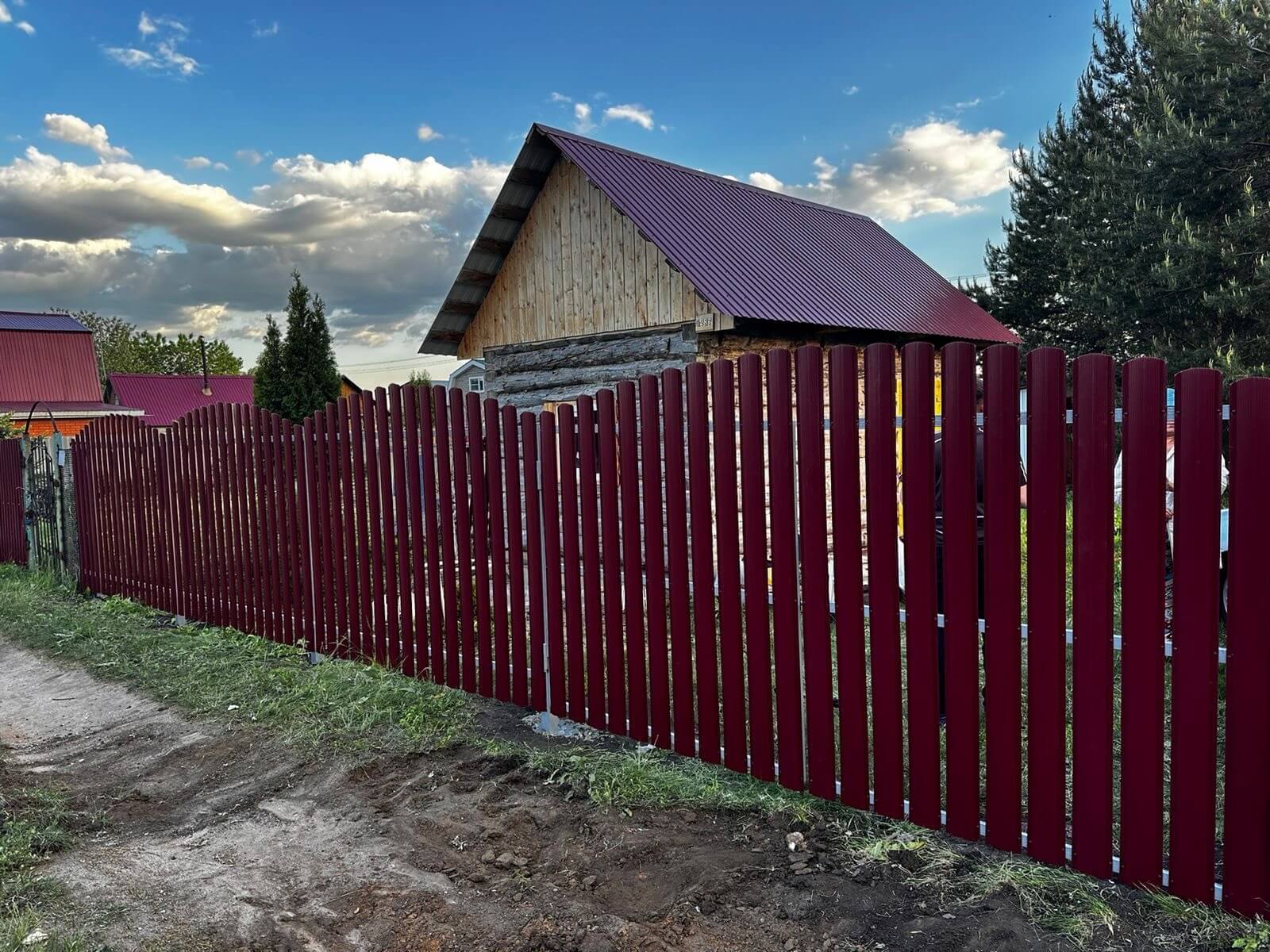 Забор из евроштакетника 28м RAL3005 Красное Вино фото 2 в Выборге