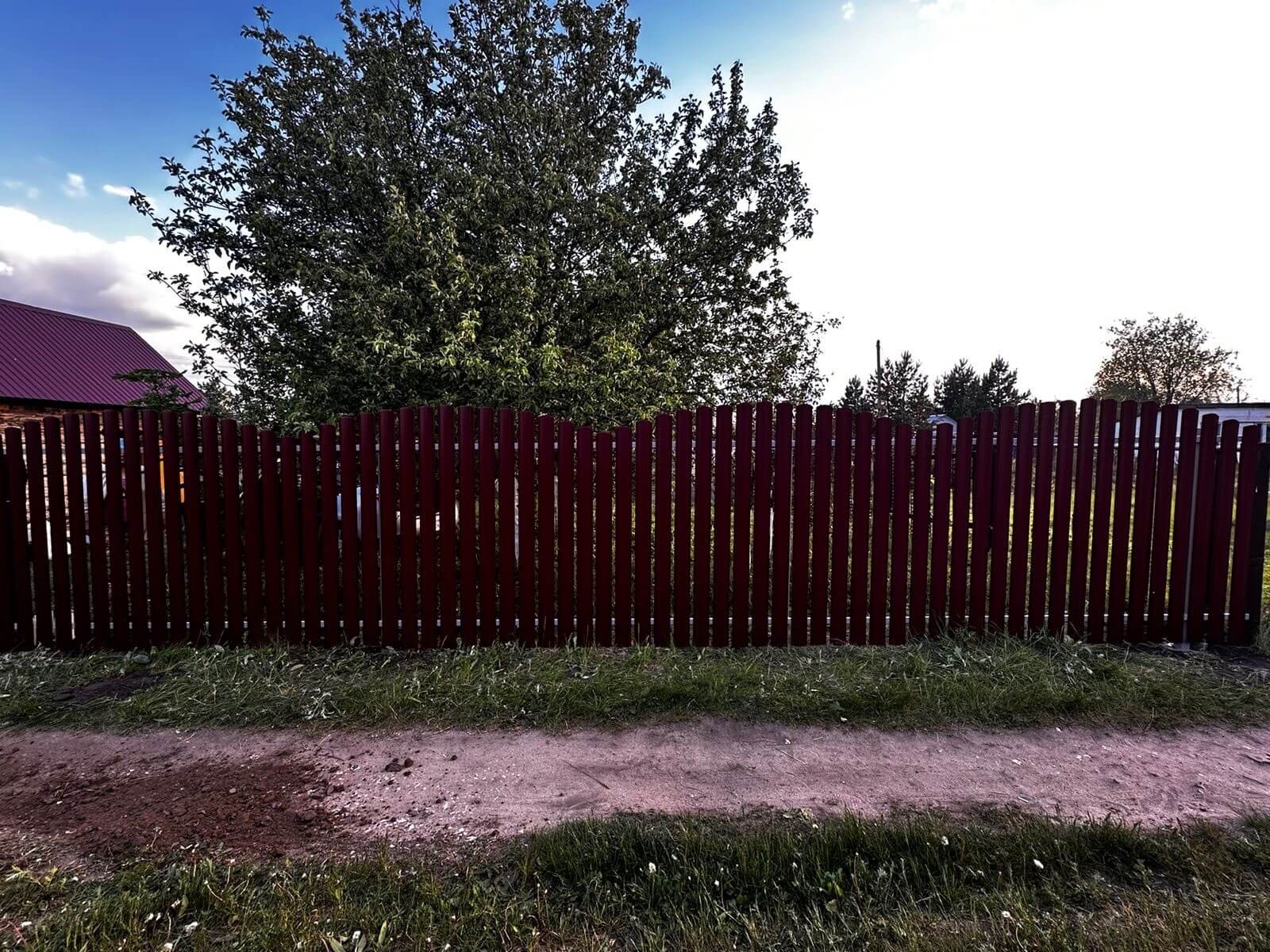 Забор из евроштакетника 28м RAL3005 Красное Вино фото 1 в Выборге