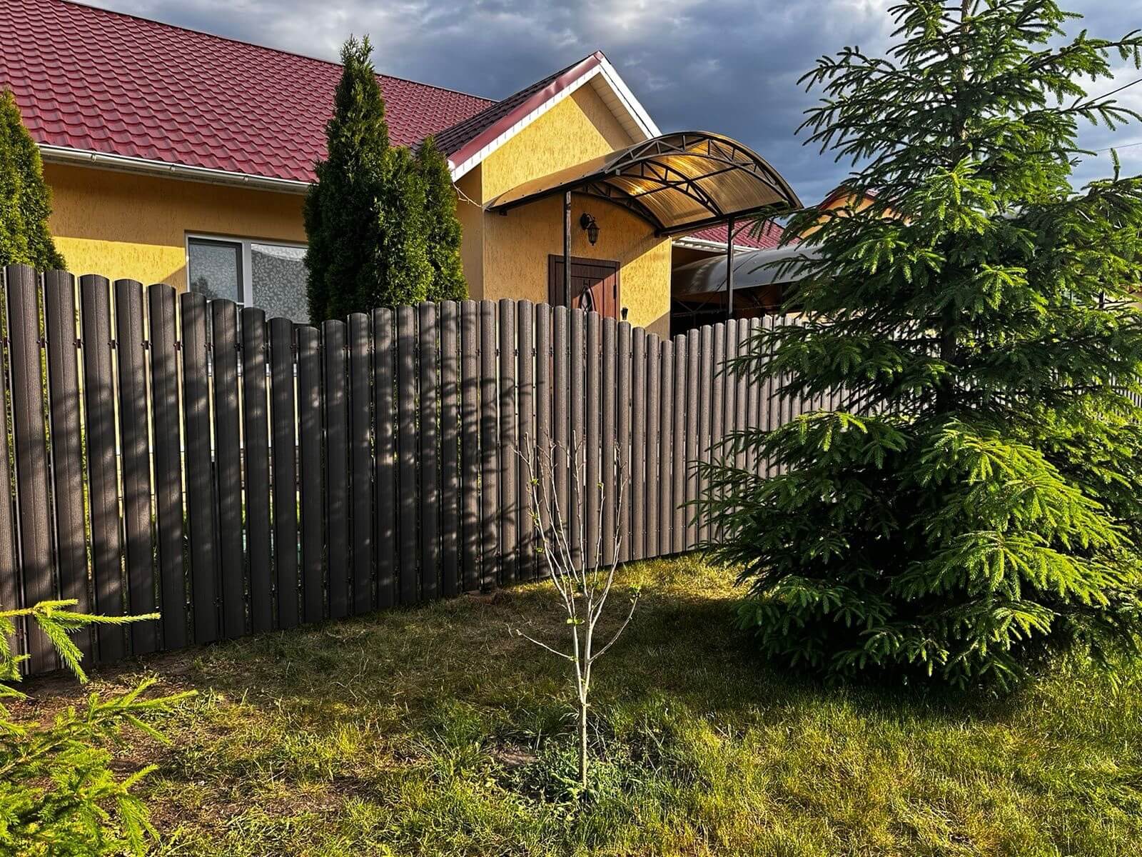 Забор из евроштакетника 37м RAL8019 Темный Шоколад МАТТЕ фото 4 в Выборге