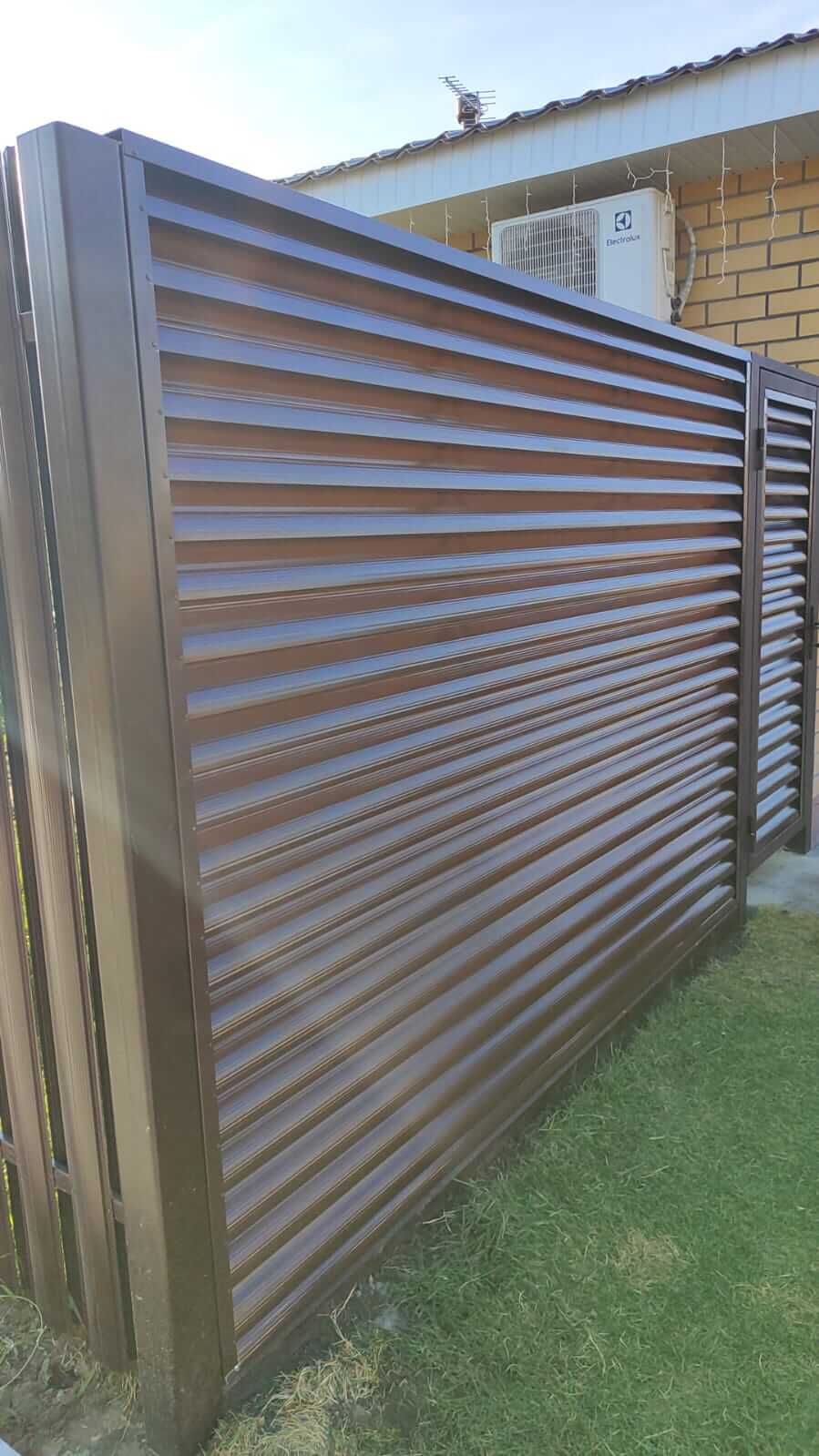 Комбинированный забор из ламелей еврожалюзи и евроштакетника 43м RAL8017/8017 Шоколад двусторонний фото 6 в Выборге
