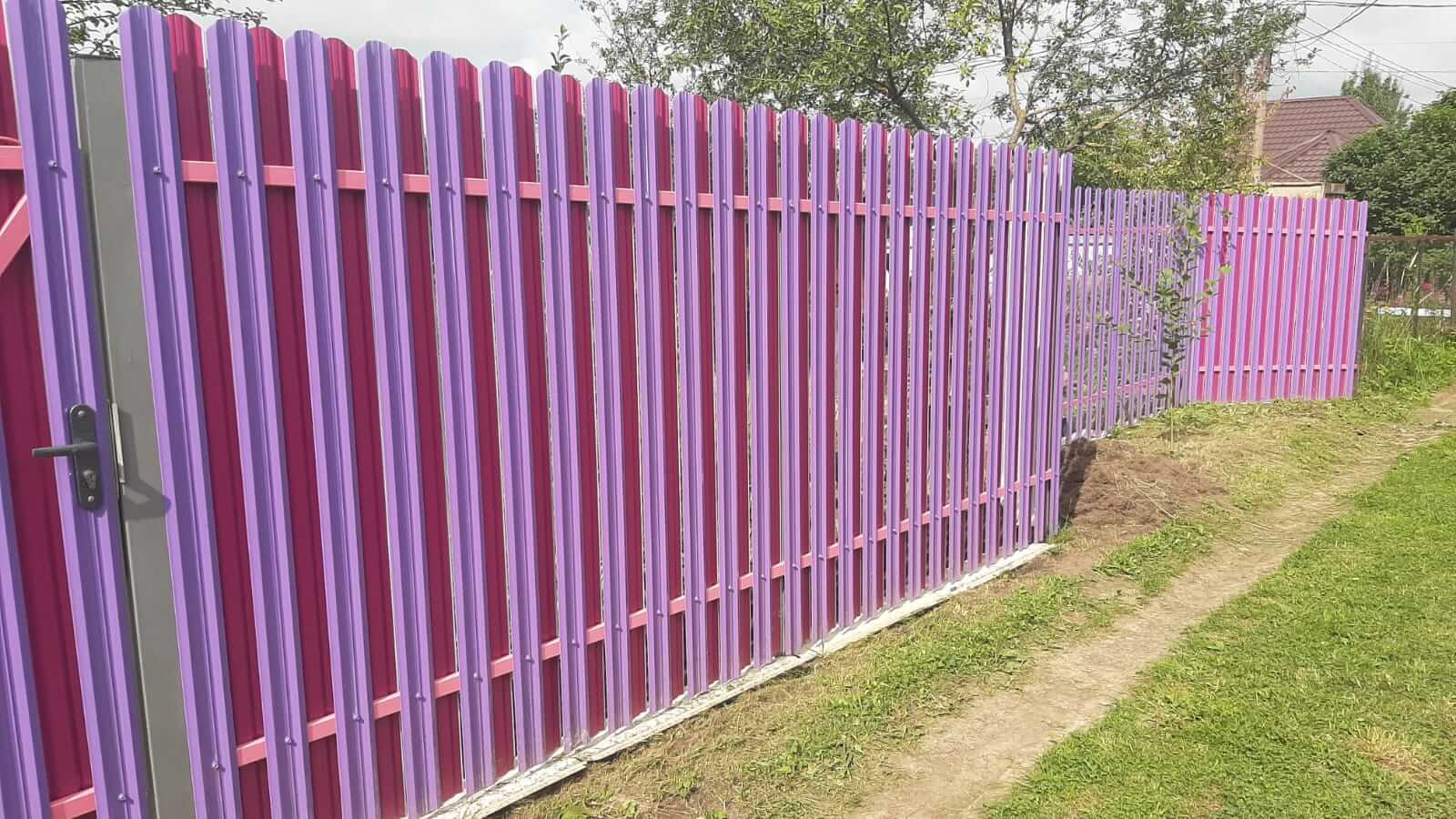 Двухцветный забор из евроштакетника 44м RAL4005 Сиреневый, RAL4006 Пурпурный фото 4 в Выборге