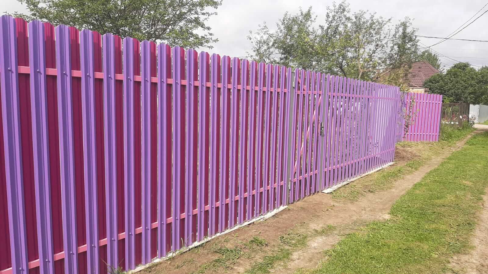 Двухцветный забор из евроштакетника 44м RAL4005 Сиреневый, RAL4006 Пурпурный фото 3 в Выборге