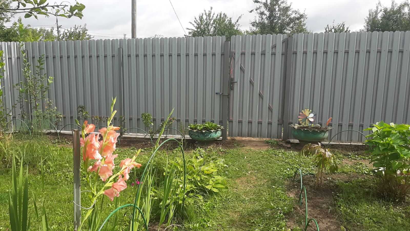 Двухцветный забор из евроштакетника 44м RAL4005 Сиреневый, RAL4006 Пурпурный фото 1 в Выборге