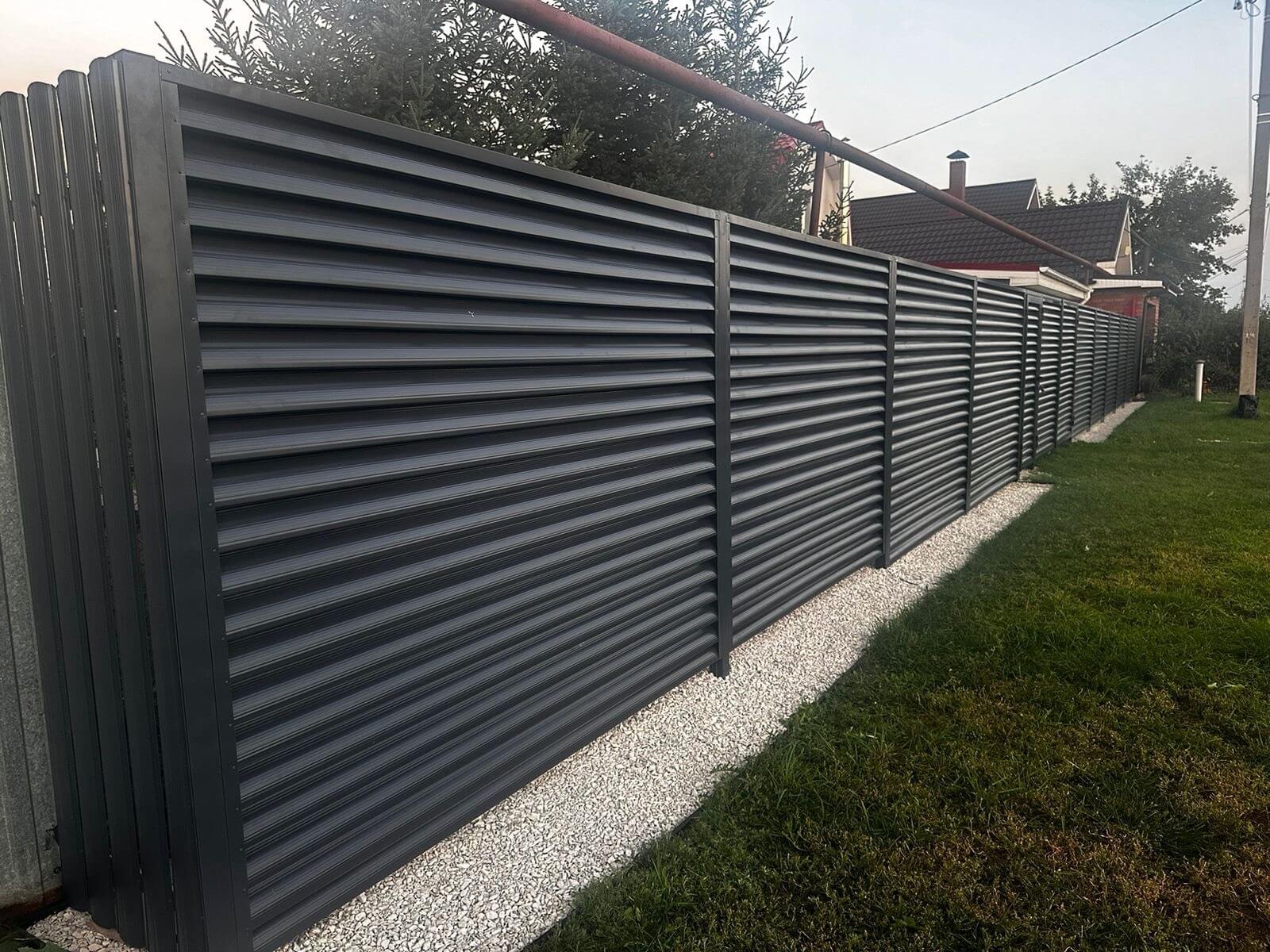 Забор из ламелей Еврожалюзи 26м RAL7024/7024 Серый Графит двусторонний фото 4 в Выборге