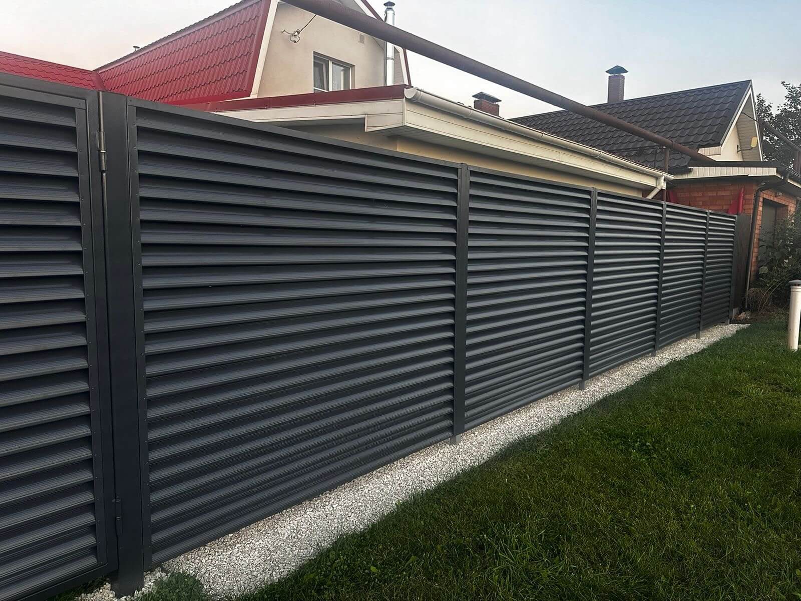 Забор из ламелей Еврожалюзи 26м RAL7024/7024 Серый Графит двусторонний фото 3 в Выборге