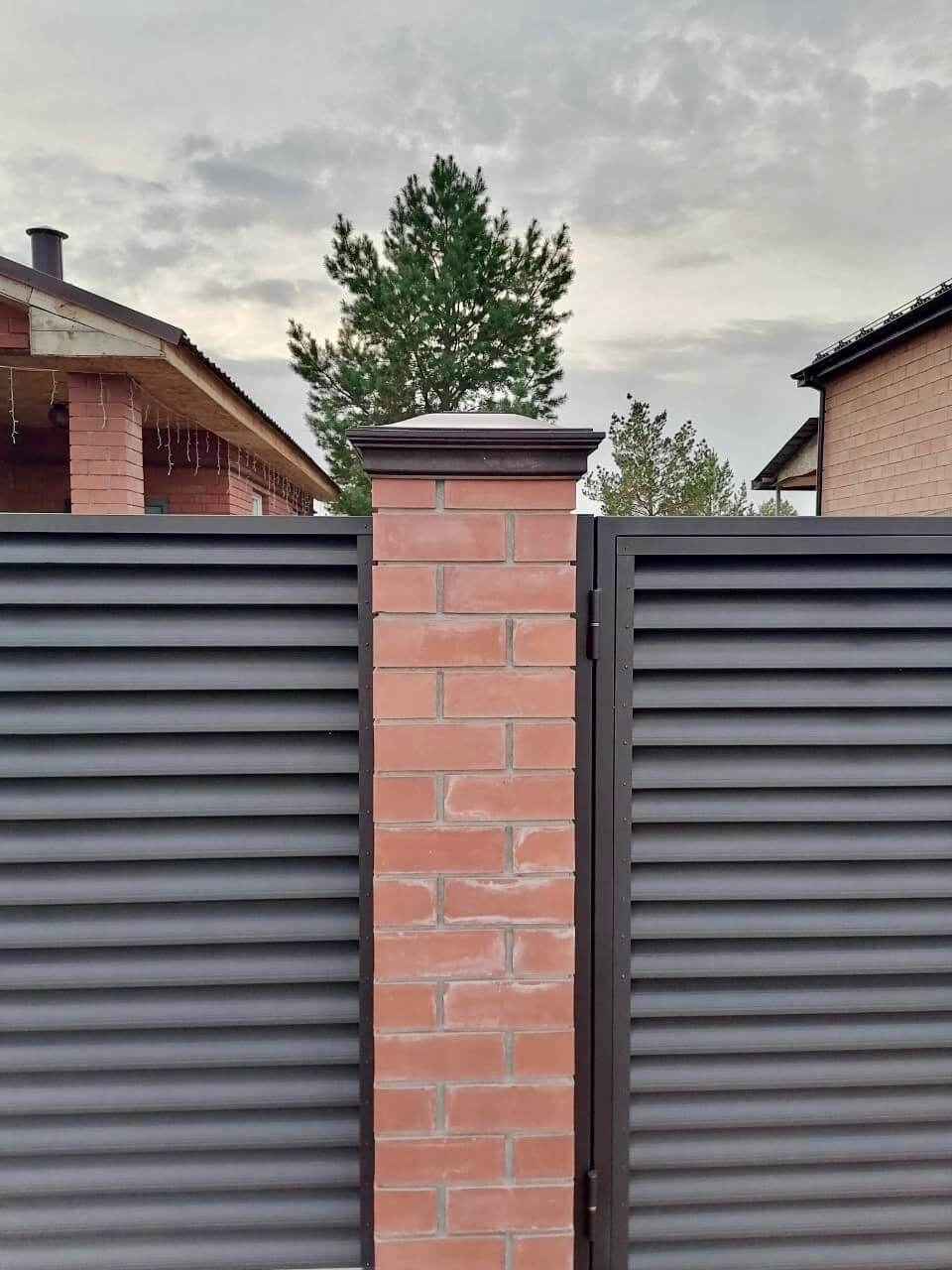 Забор-жалюзи из ламелей Еврожалюзи 38м RAL8019 Темный Шоколад МАТТЕ фото 2 в Выборге