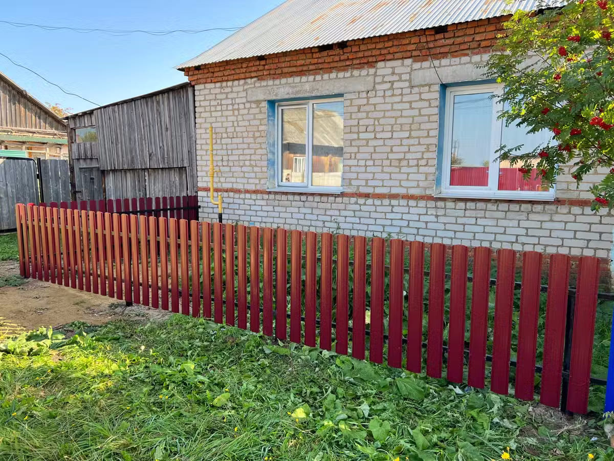 Забор из евроштакетника 9м RAL3005/3005 Красное Вино двусторонний в Выборге