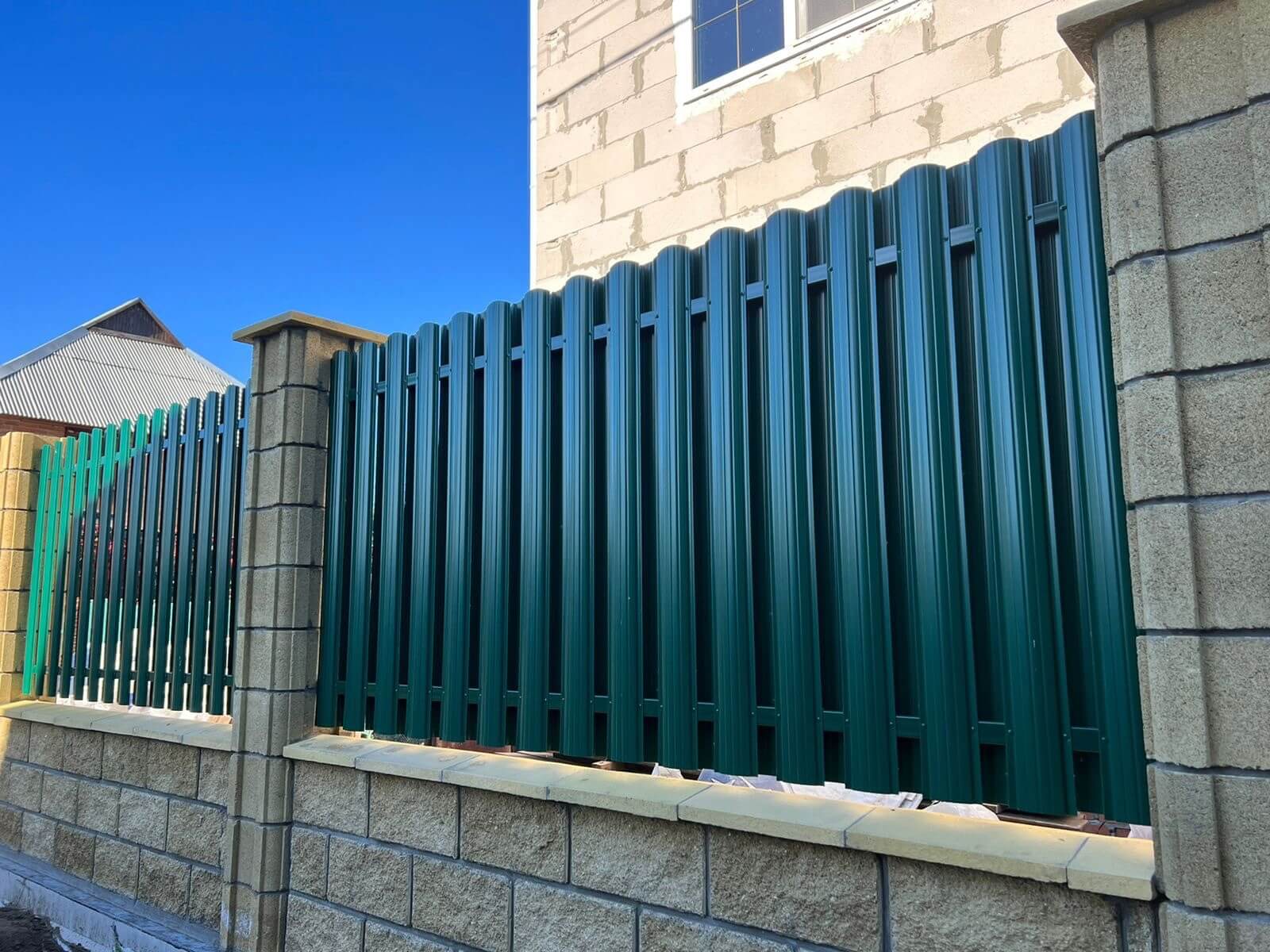 Забор из евроштакетника 22м RAL6005/6005 Зеленый Мох двусторонний фото 7 в Выборге