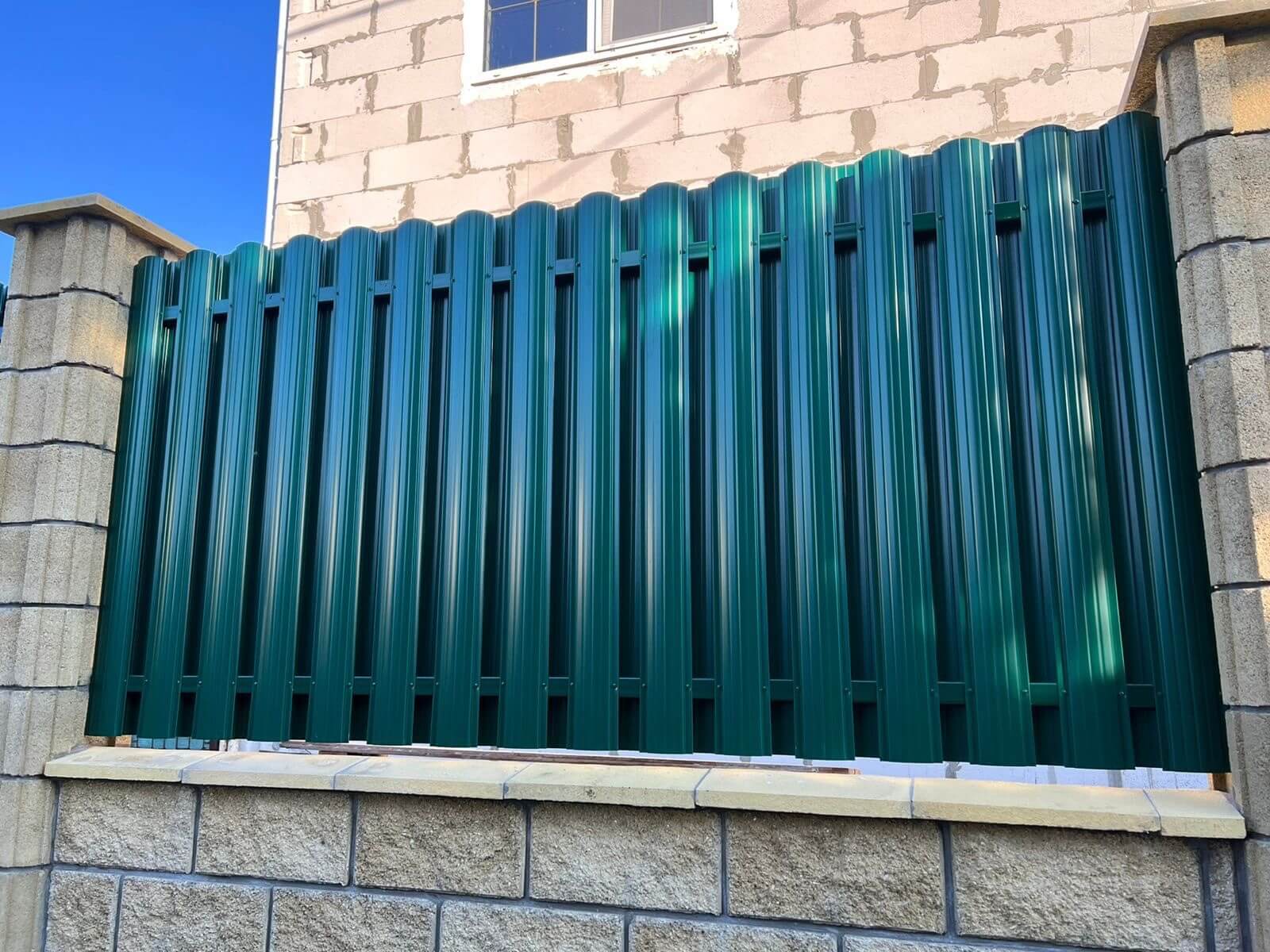 Забор из евроштакетника 22м RAL6005/6005 Зеленый Мох двусторонний фото 2 в Выборге
