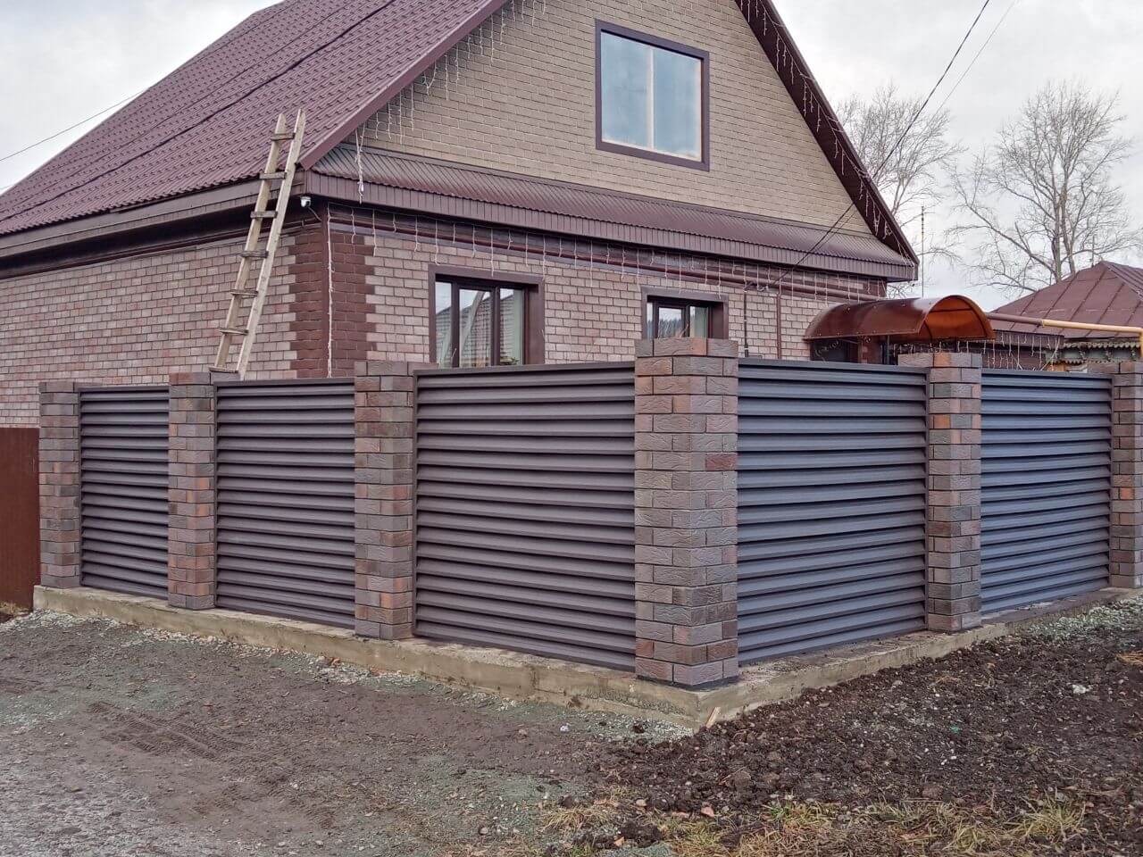 Забор-жалюзи из ламелей ЭКО-Z-US (усиленные) 30м RAL8019/8019 Темный Шоколад двусторонний МАТТЕ фото 3 в Выборге