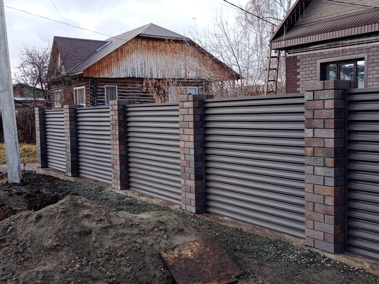 Забор-жалюзи из ламелей ЭКО-Z-US (усиленные) 30м RAL8019/8019 Темный Шоколад двусторонний МАТТЕ в Выборге