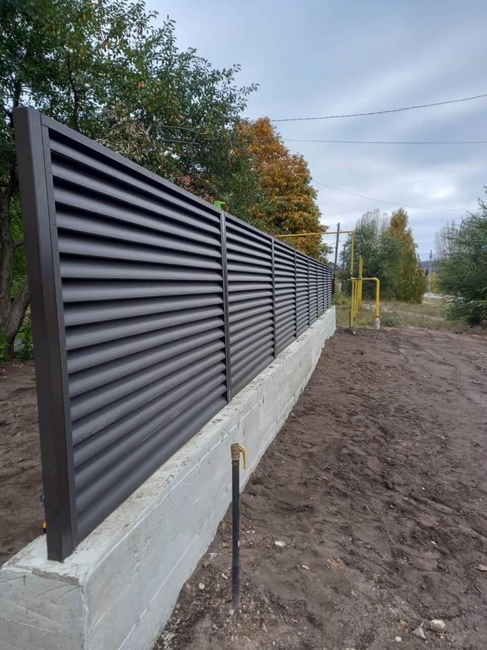 Забор из ламелей еврожалюзи 34м RAL8019/8019 Темный Шоколад двусторонний МАТТЕ фото 3 в Выборге