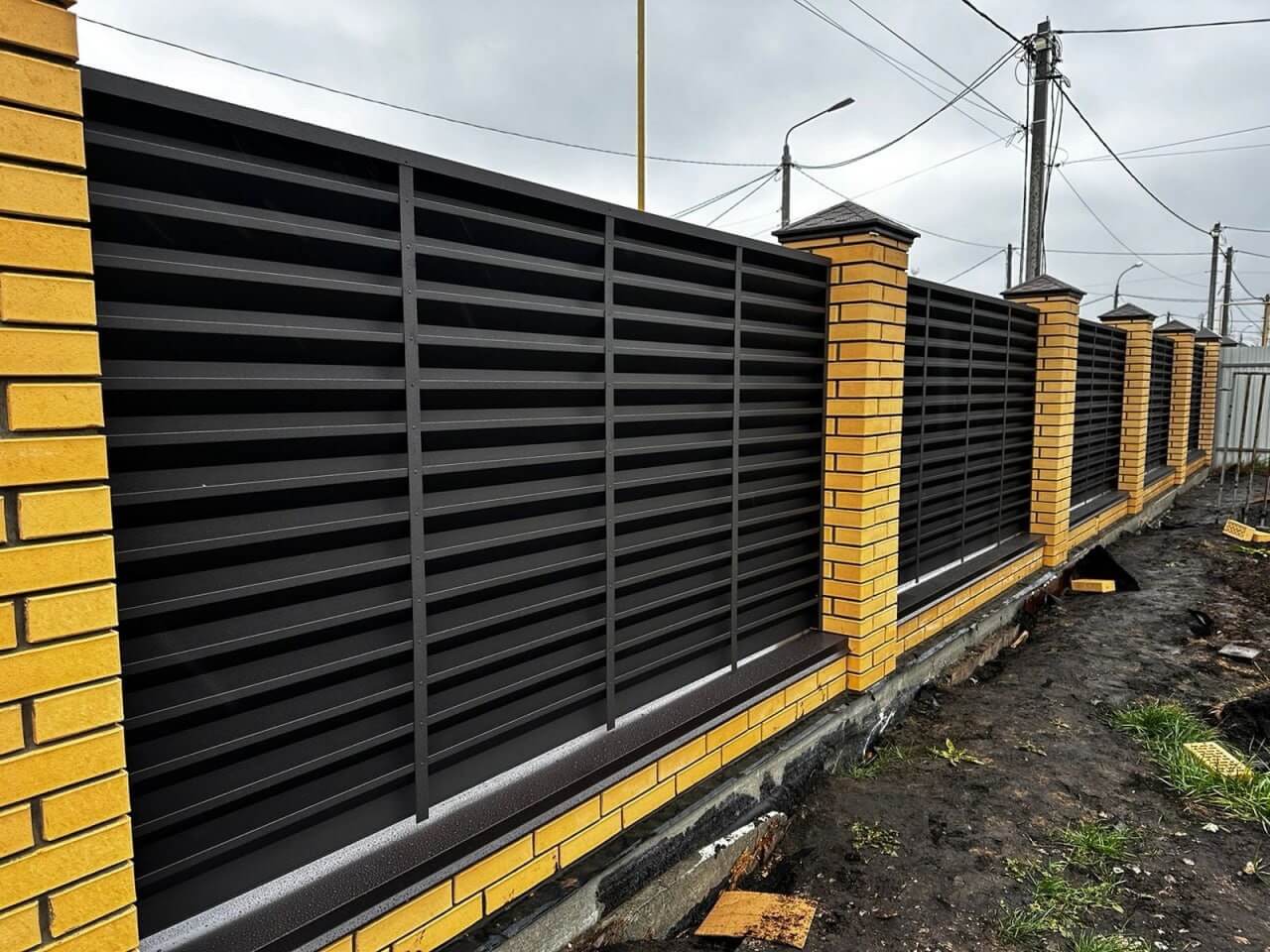 Забор из ламелей Хай-Тек 32м RAL8019/8019 Темный Шоколад двусторонний МАТТЕ фото 3 в Выборге