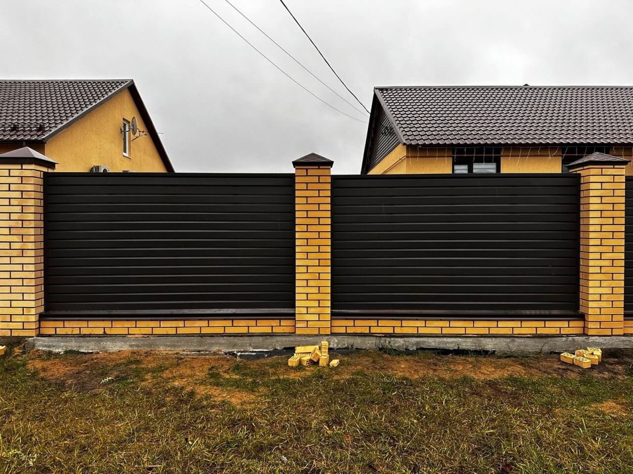 Забор из ламелей Хай-Тек 32м RAL8019/8019 Темный Шоколад двусторонний МАТТЕ фото 1 в Выборге