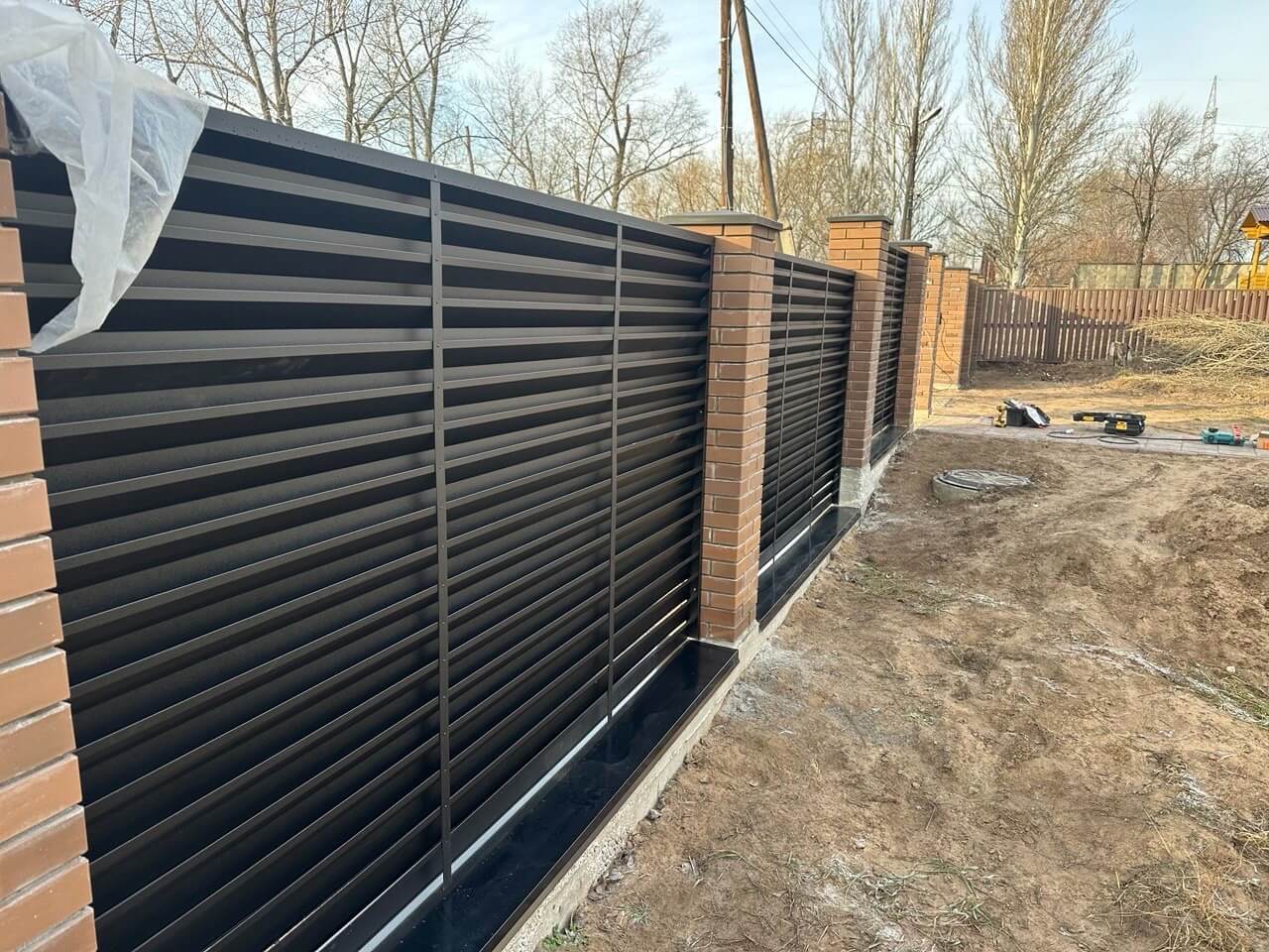 Забор-жалюзи из ламелей Хай-Тек 16м RAL9005/9005 Черный двусторонний МАТТЕ фото 1 в Выборге