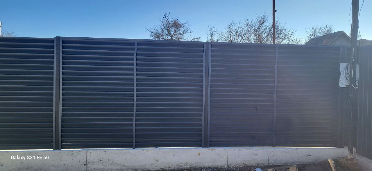 Забор из ламелей еврожалюзи 30м RAL7024/7024 Серый Графит двусторонний фото 6 в Выборге