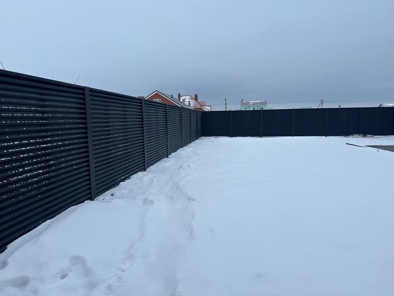 Забор-жалюзи из ламелей ЭКО-Z 130м RAL9005 Черный МАТТЕ фото 3 в Выборге