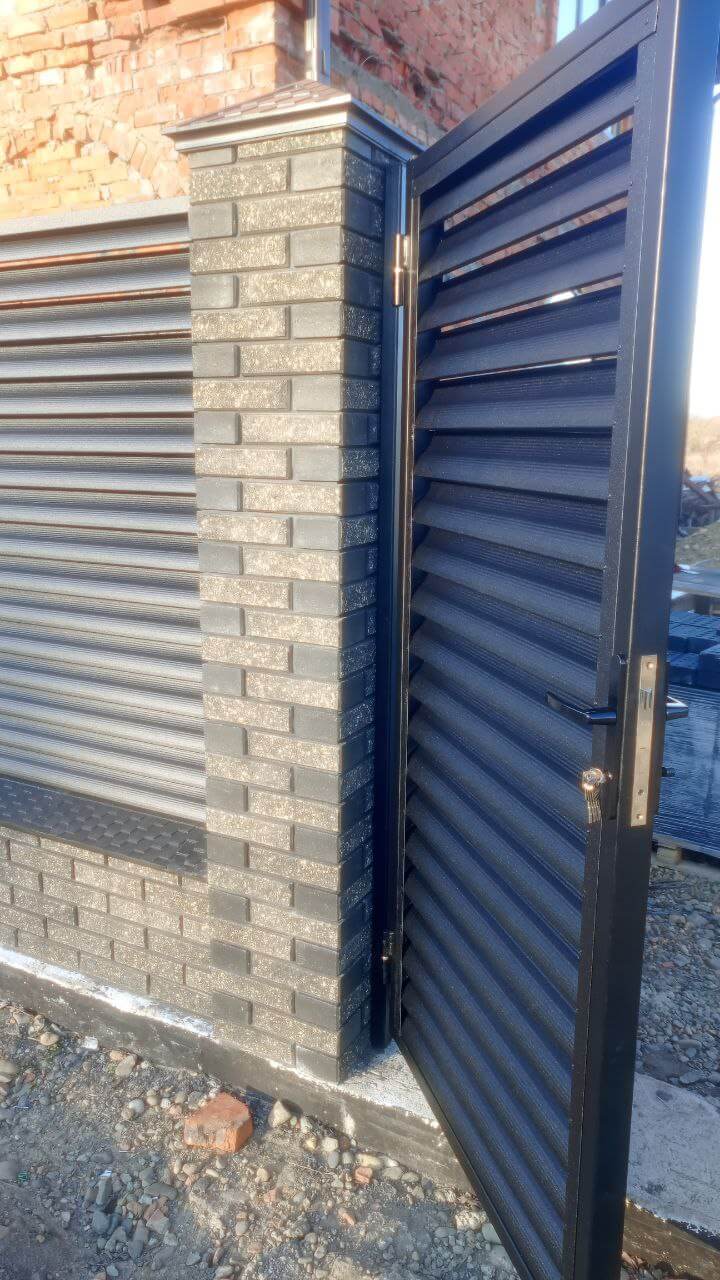 Забор-жалюзи из ламелей Еврожалюзи 24м RAL9005 Черный МАТТЕ фото 6 в Выборге