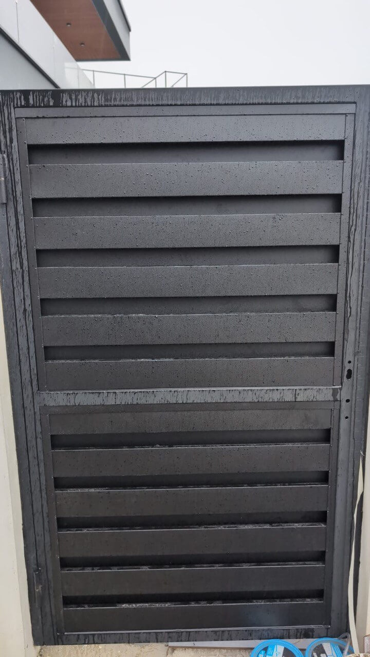Откатные ворота с калиткой из металлопланкена RAL9005/9005 Черный двусторонний МАТТЕ фото 3 в Выборге