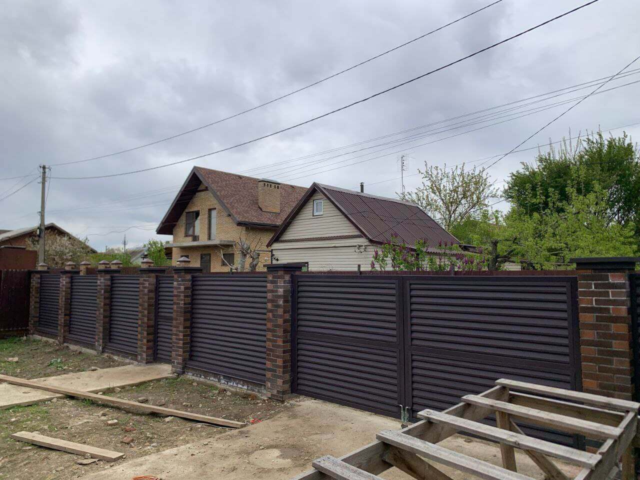 Забор-жалюзи из ламелей Реснички 24м RAL8019/8019 Темный Шоколад двусторонний МАТТЕ фото 2 в Выборге