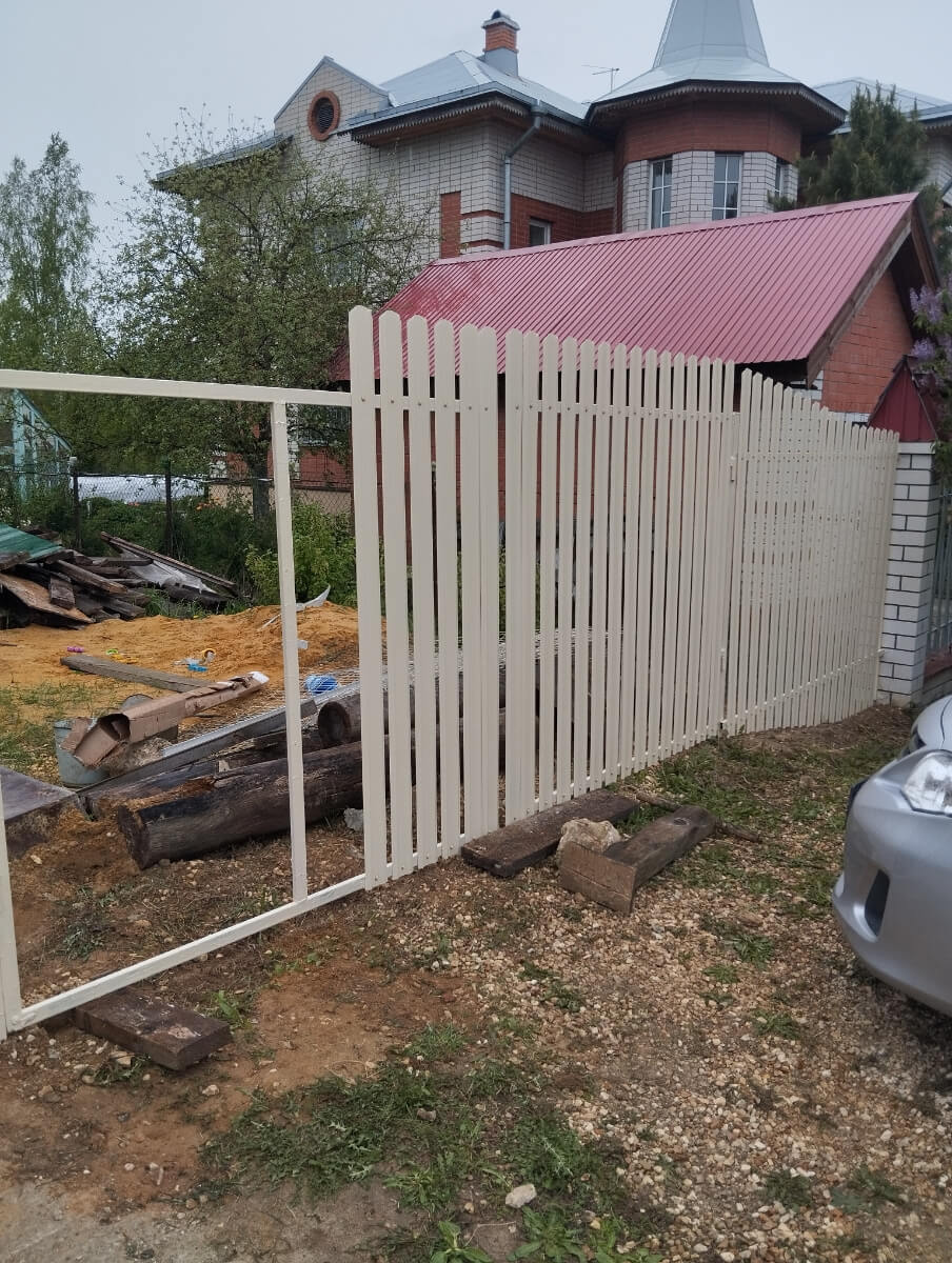 Забор из евроштакетника 9м RAL1015/1015 Слоновая Кость двусторонний фото 4 в Выборге