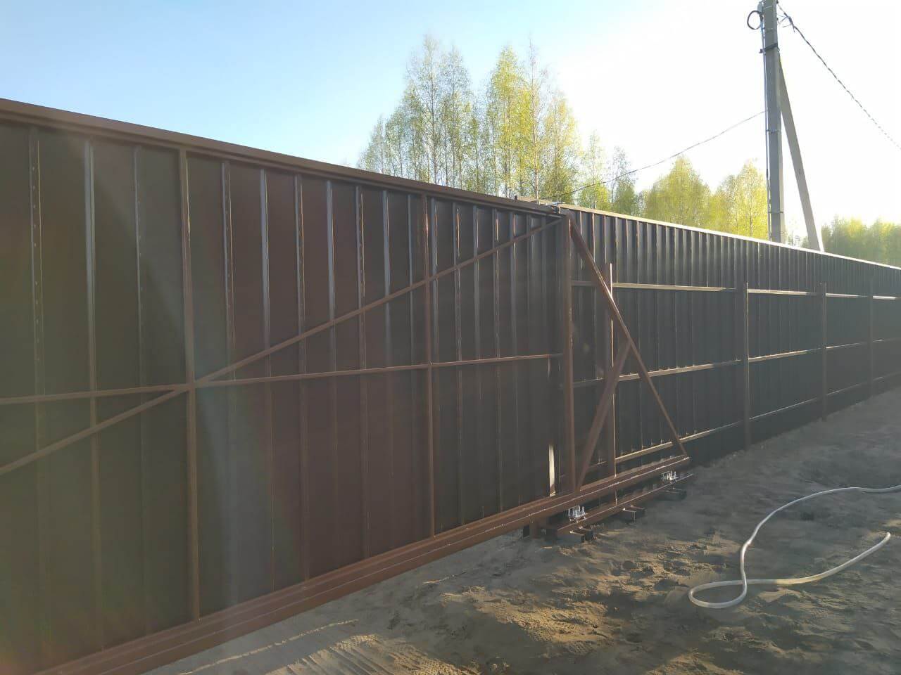 Забор из металлосайдинга ЕВРО-БРУС 25м Темный Каштан 3D Принтек фото 4 в Выборге