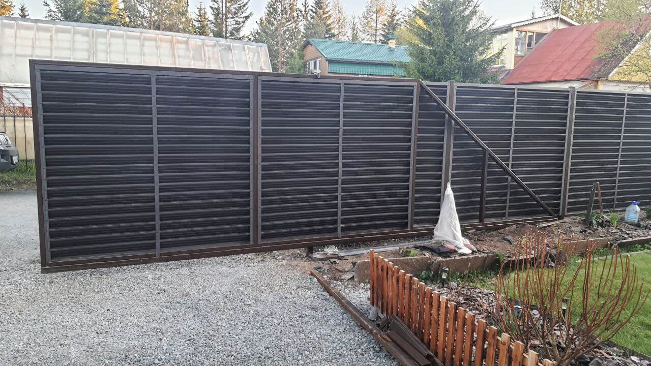 Забор-жалюзи из ламелей ЭКО-Z-US 12м RAL8019/8019 Темный Шоколад двусторонний МАТТЕ фото 3 в Выборге